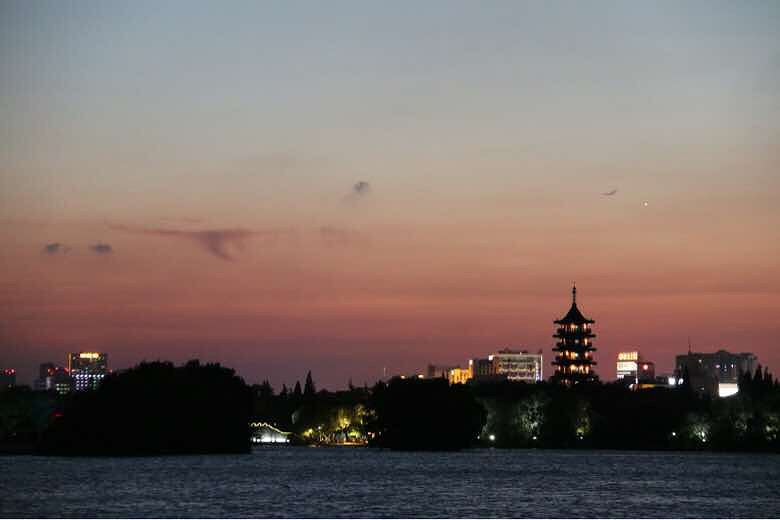 �Ϻ�ҹ����