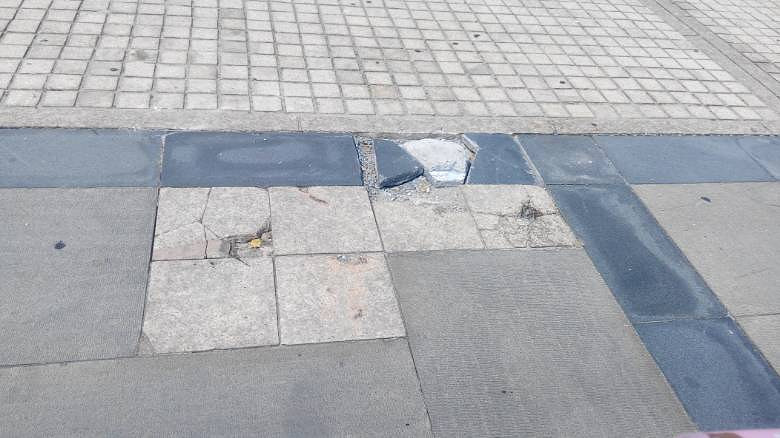 ��������������ǰ�Ĺ㳡�ϣ���ש���ѣ���ȱ��ȫ