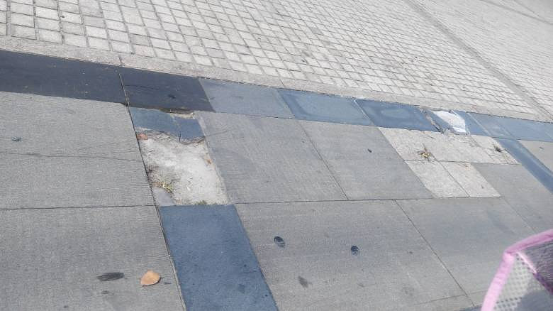 ��������������ǰ�Ĺ㳡�ϣ���ש���ѣ���ȱ��ȫ