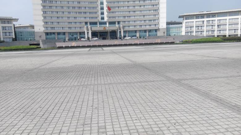 ��������������ǰ�Ĺ㳡�ϣ���ש���ѣ���ȱ��ȫ