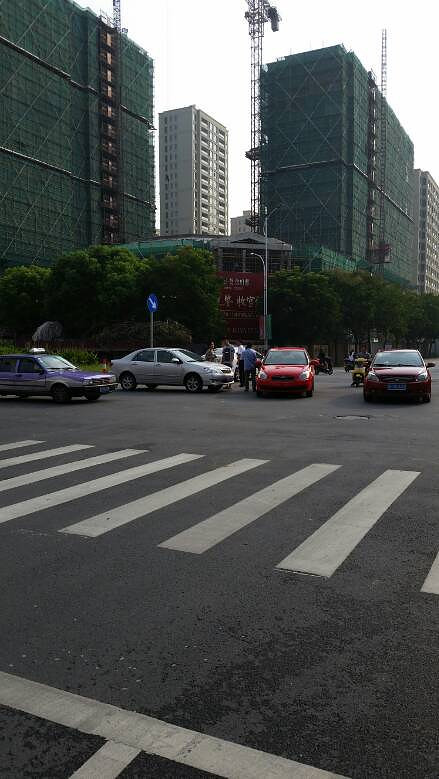 ���·������·�ڣ���ײ��