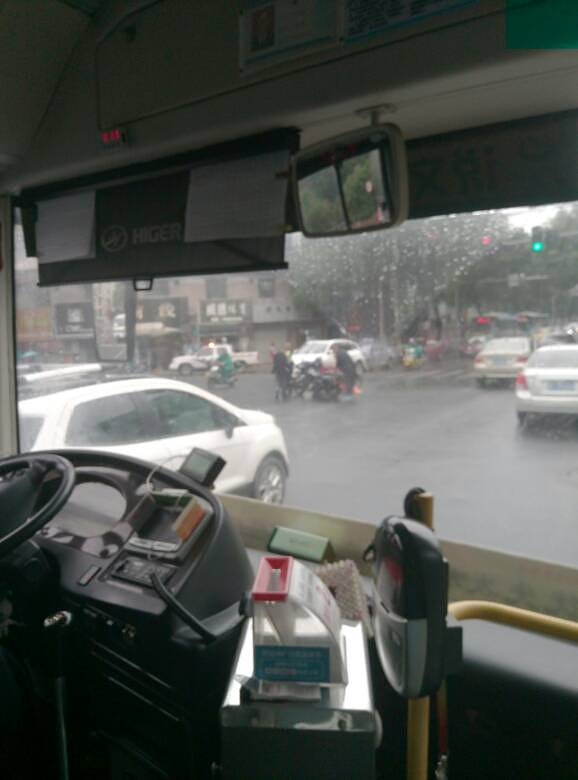 ����ƿ��ײһ���ˣ��ĸ��Ǻ�ƿ��쳵��