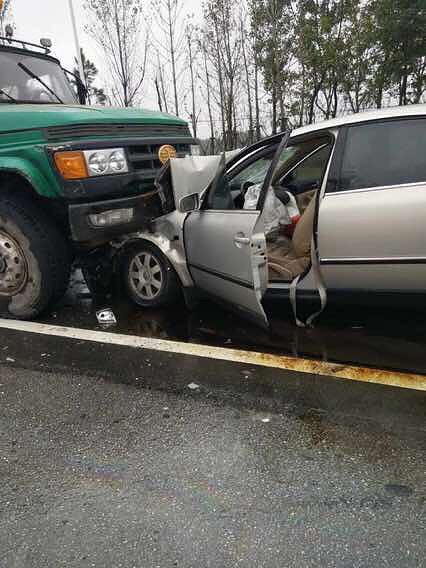 ���ư�ˮ����·������ײ