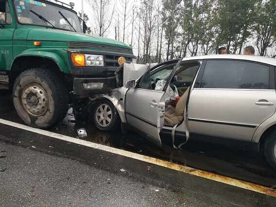 ���ư�ˮ����·������ײ