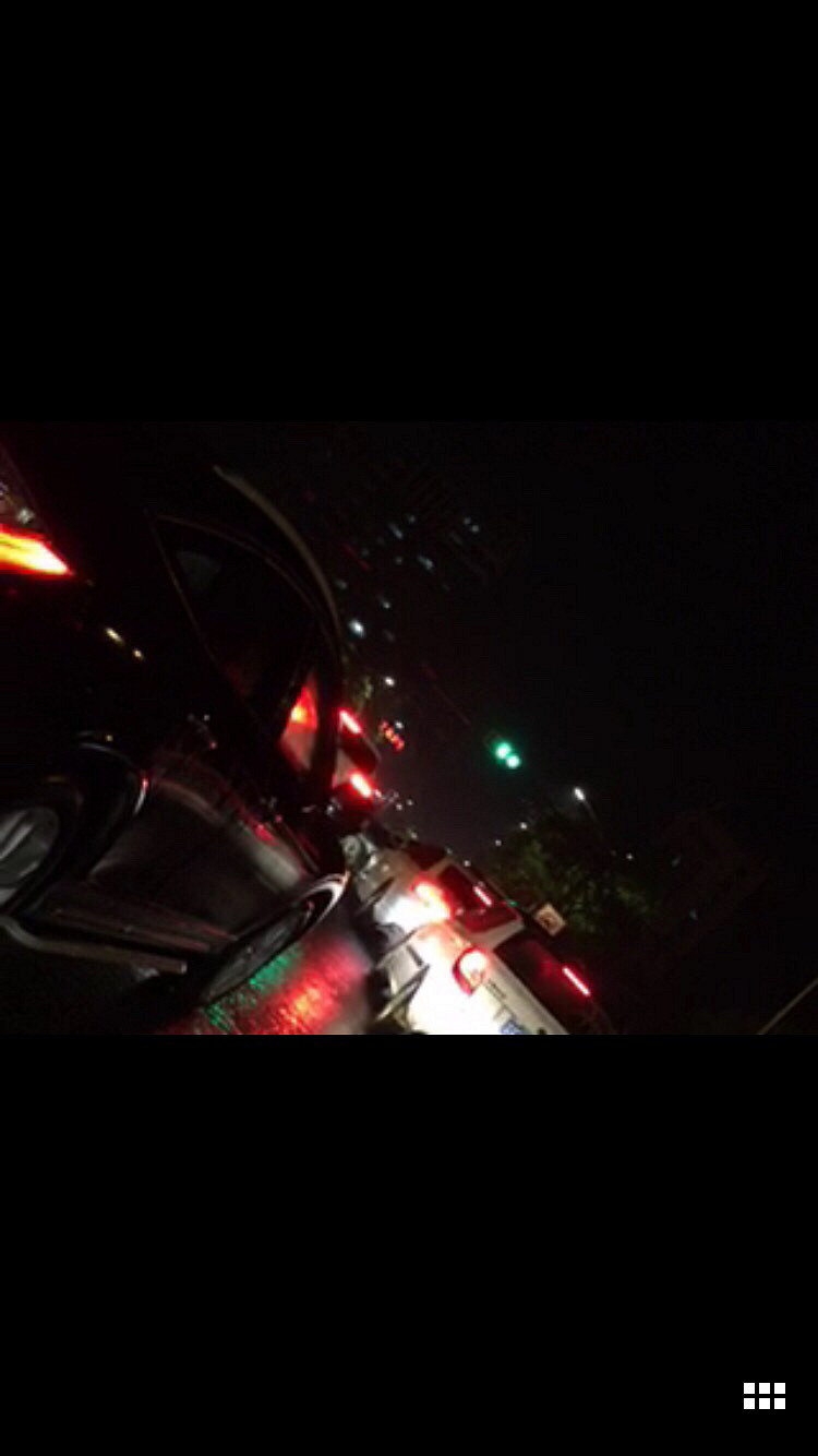 ͩ���߳���ײ����ҹС���г�