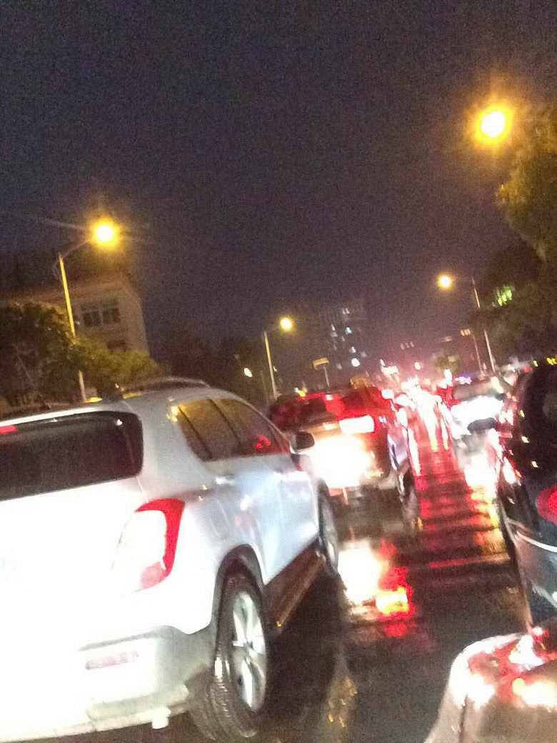 ͩ���߳���ײ����ҹС���г�