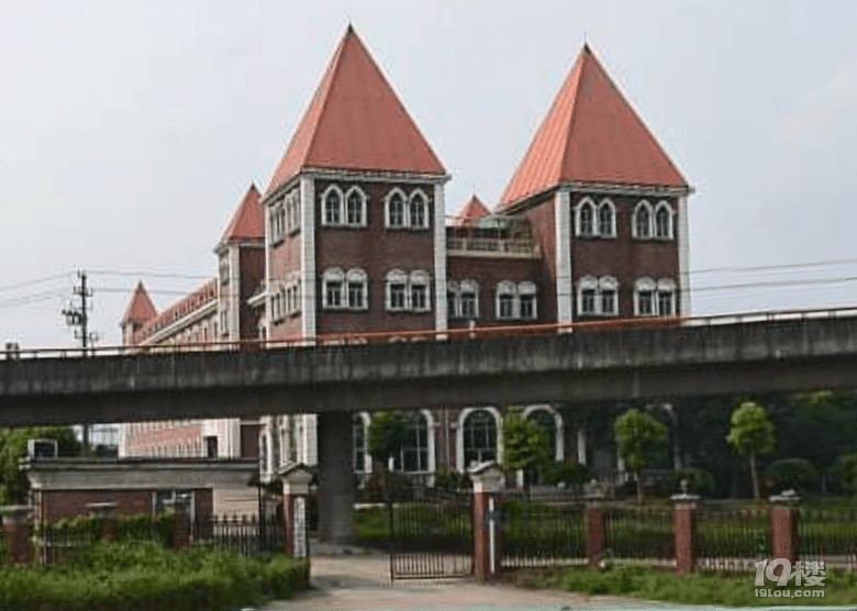 嘉兴湘家荡大道和城东路这边的红色城堡是什么