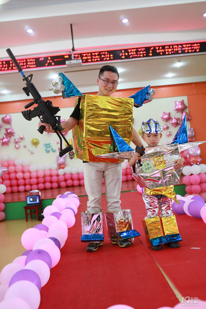 幼儿园六一亲子环保时装秀,给儿子做的一个纸盒子变形