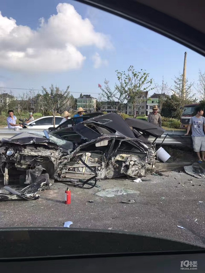 平湖平廊公路发生严重车祸-讲空头-嘉兴19楼