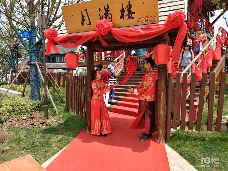 【2018年穿着婚纱去春游】古镇百人集体中式