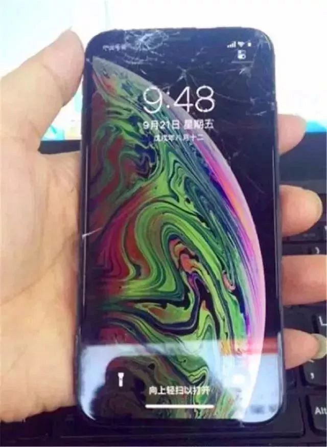 iphone xs max全球首碎,屏幕碎成蜘蛛网! 一看官