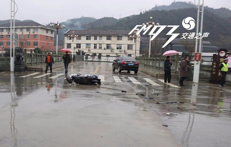 女生吓人!浙江14岁视频骑电动车被撞飞!然而交少女a女生头像图片