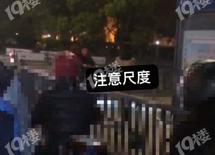 平湖昨晚有女人在街头裸奔据说是人精神有问题