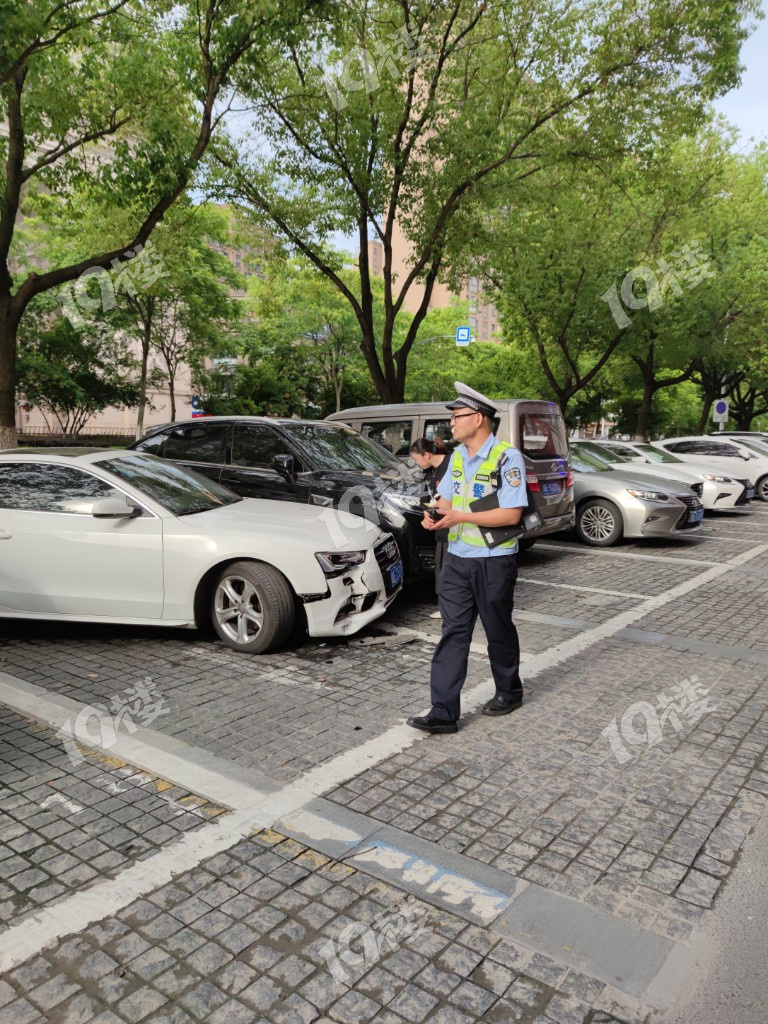 停车位中奥迪被撞肇事司机逃逸