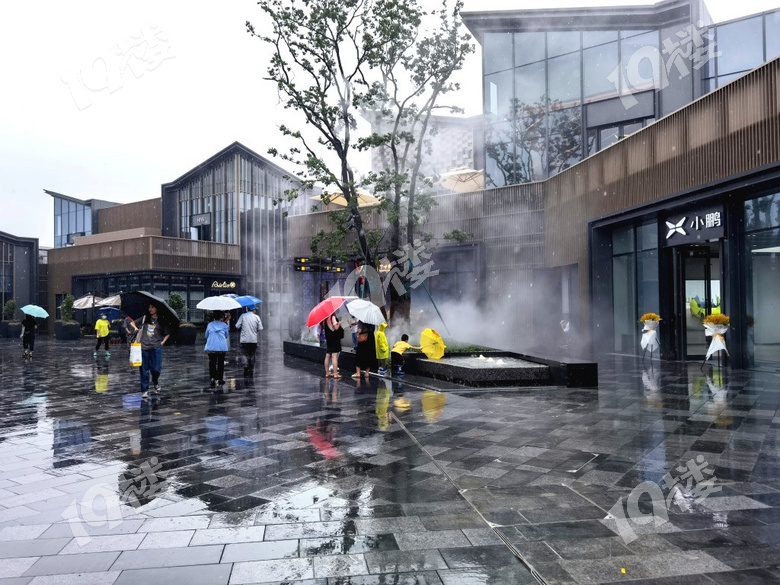 南湖新天地在大雨中开业