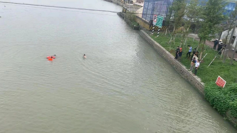 突发平湖一男子要跳河3名警察拼命阻止却遭激烈抵抗
