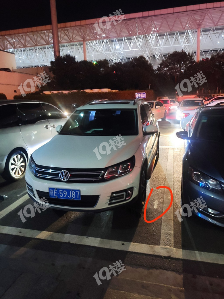 高铁站停车位不按规定车头朝外停车-讲空头-嘉兴19楼