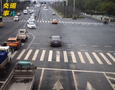 警示电动车闯红灯酿事故全责