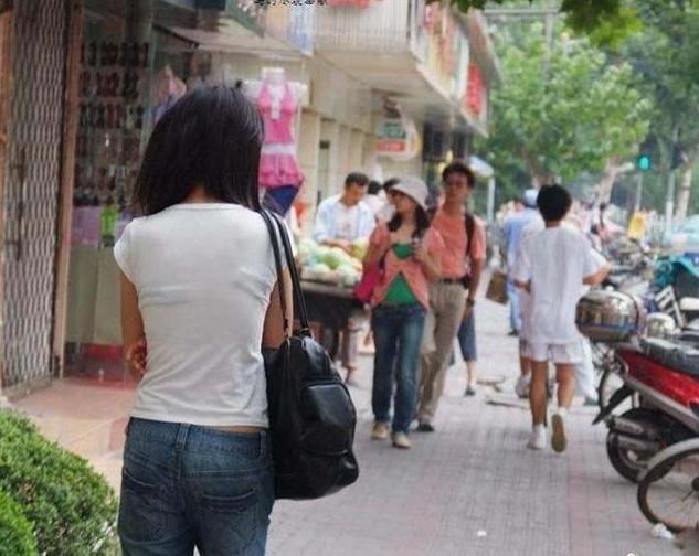 街上美眉<em>胸罩</em>掉下来,你该<em>怎么办</em>?(有图为证).-南