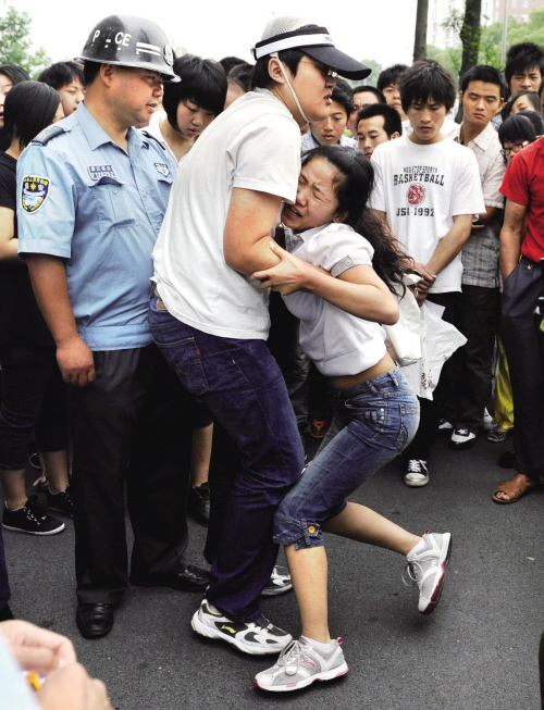 嘉兴市人才市场男子公开打女人!-讲空头-嘉兴19楼