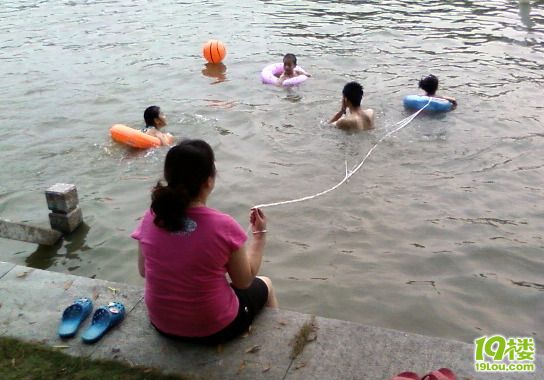 孩子游泳时防止溺水有绝招!这位母亲教你-讲空