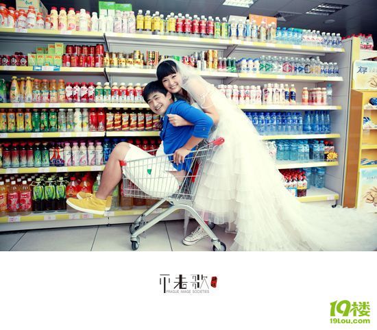 没有见过吧?在超市里面拍婚纱照哦 很刺激-结