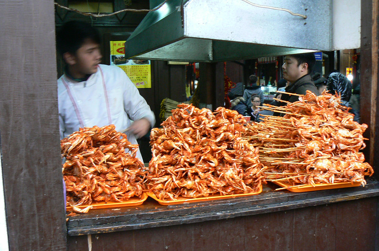 河坊街上的油炸螃蟹，大家围着垃圾桶吃，过瘾!-我也来侃侃-金华消息-金华19楼