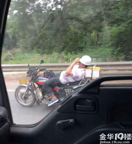 义乌到浦江路上惊现车神,-我要爆料-金华消息-