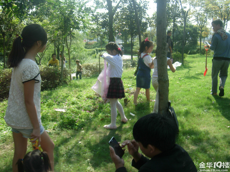 实验小学二(3)班阳光小队开展捡垃圾环保活动