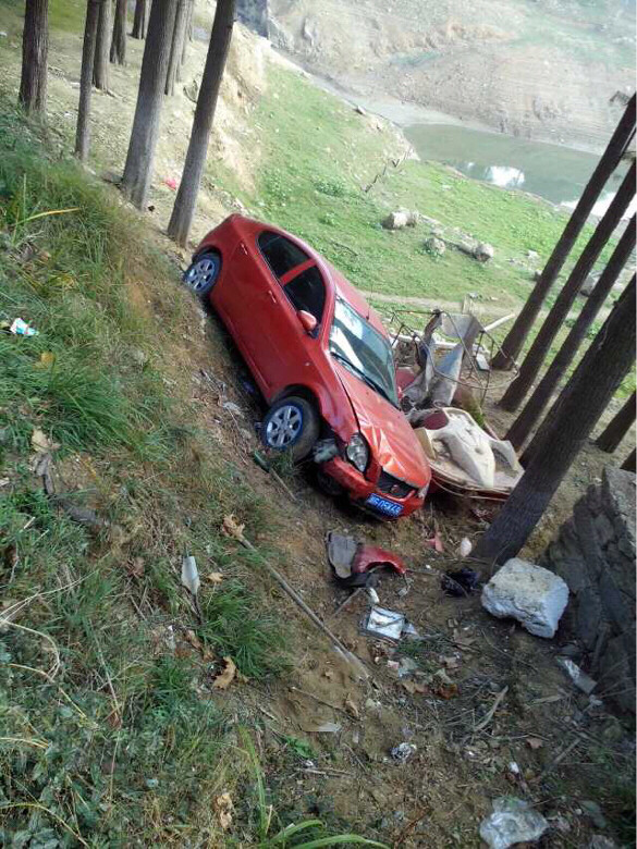 今天去黄大仙烧烤,看见一辆车冲下去-金华消息