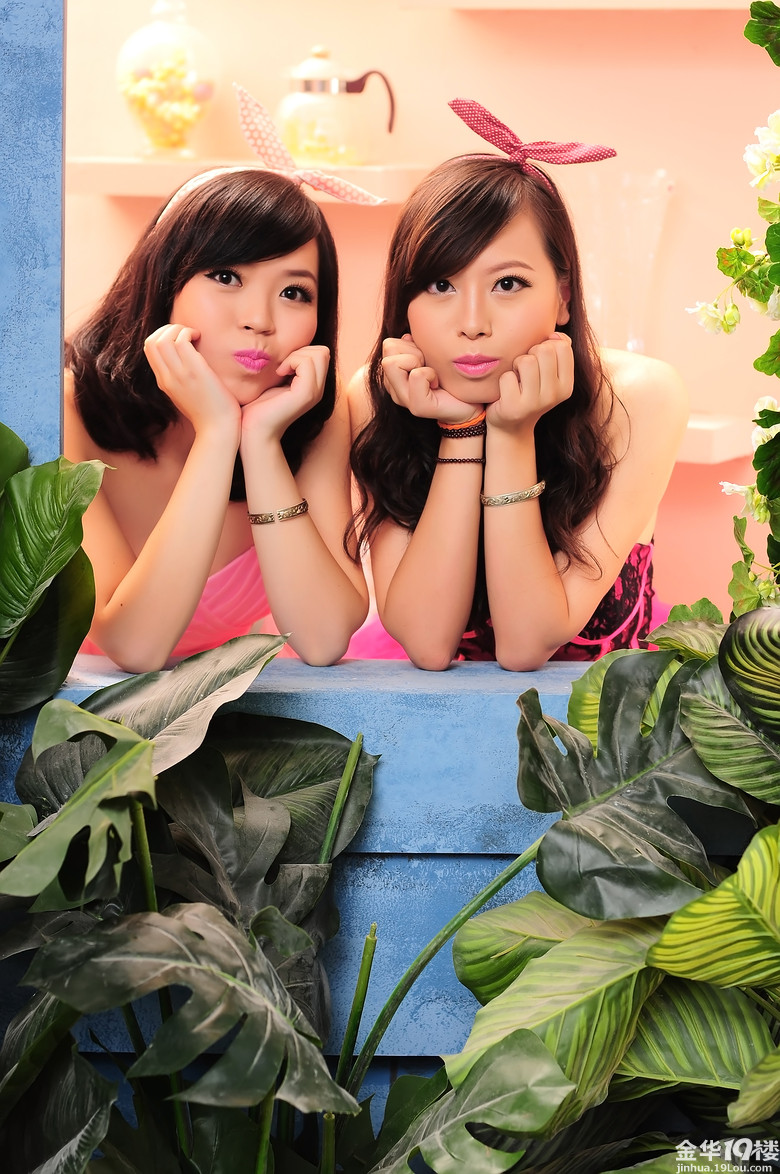 人见人爱花见花开车见车爆胎的超级姐妹花来啦