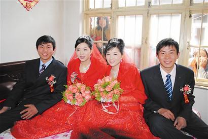 双胞胎帅哥同日迎娶双胞胎美女 长得太像险认