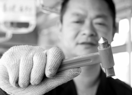 竟然还有人把公交车上的逃生锤拿回去砸核桃-金华消息-金华19楼