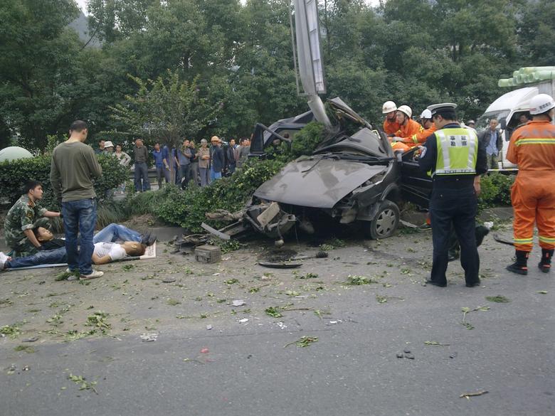 02省道 余村加油站 - 青山湖大桥路段 特大车祸