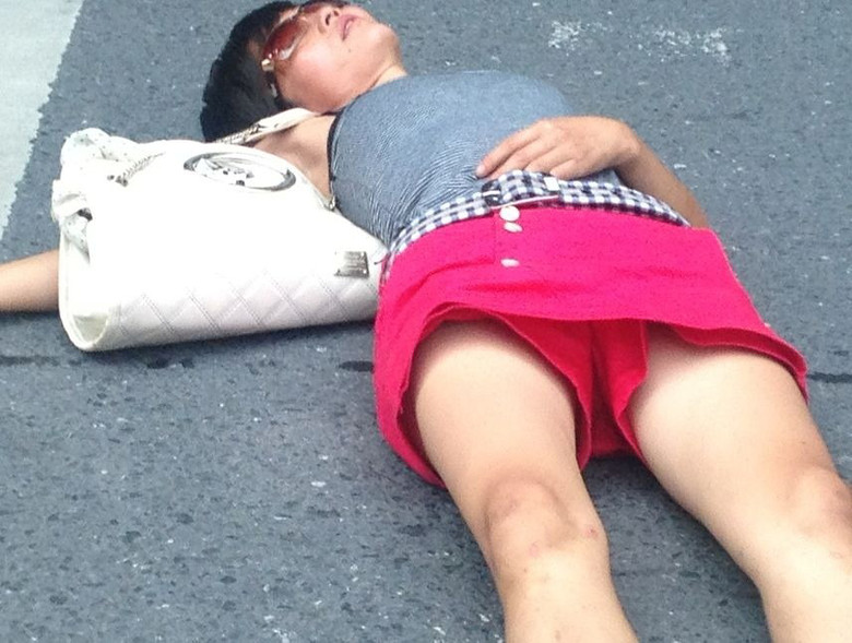 这个<em>女人</em>在<em>干嘛</em>呢-我看见的-临安消息-临安19