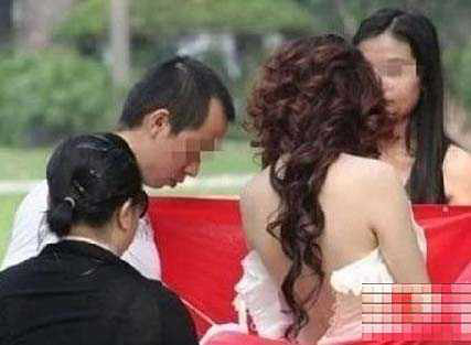 婚纱质量差突然脱落 新娘没<em>戴乳罩</em>露点走光 新