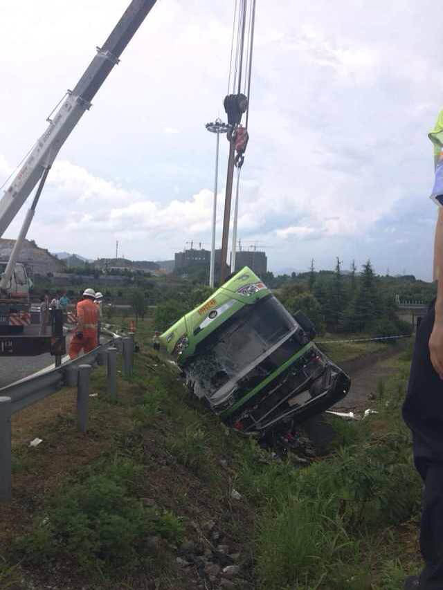 临安余村发生交通事故附现场照片