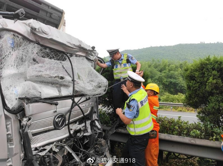 危急临安高速车祸现场小伙肚子被方向盘卡死无法动弹