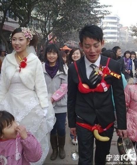 新郎婚礼遭万般恶搞 被扒光衣服全身涂粉(图)-宁波消息-宁波19楼