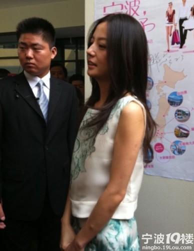 赵薇今天在宁波啦!现场人山人海啊!上图了~-宁