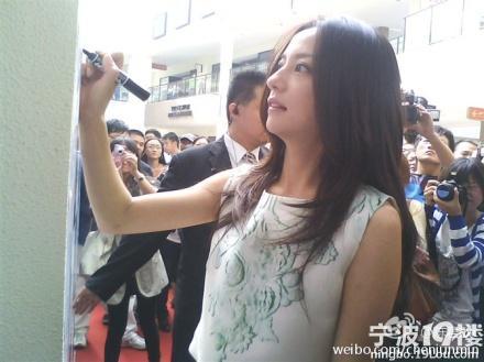 赵薇今天在宁波啦!现场人山人海啊!上图了~-宁