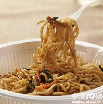 求助!日清UFO炒面老版本是否有两个碗?急