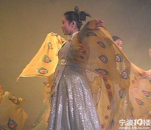 女演员担心损失3900元 怀孕6个月仍在台上伴