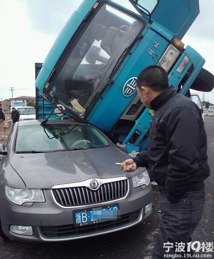 早上宁波奥特莱斯附近发生的车祸-拉风汽车-宁