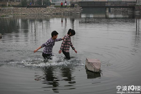 好险 一女生面无表情 往人工湖里深水区里走(图