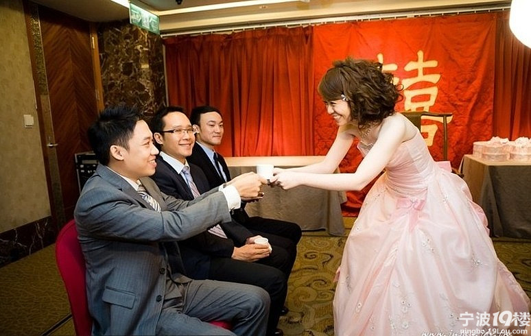 台湾结婚好高调,订婚十二礼是LV&香奈儿,婚礼