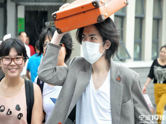 萧敬腾亲民?很穷?竟然坐火车离开宁波 有图有