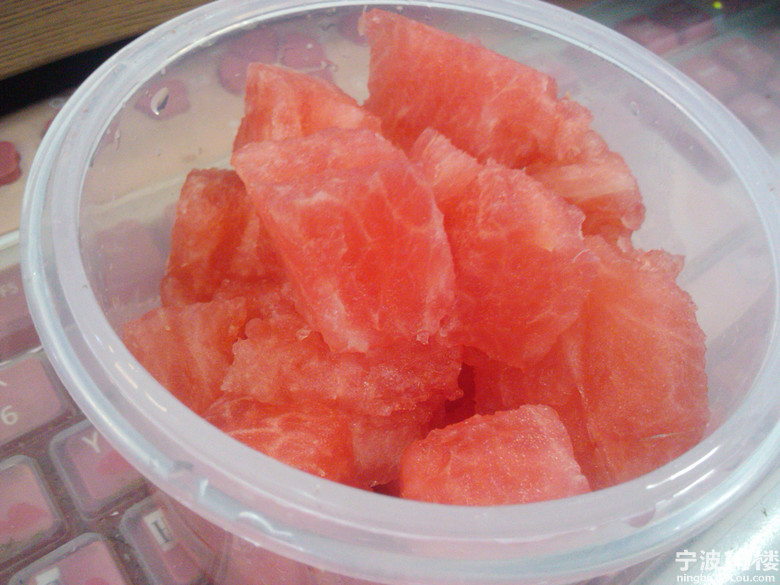 桓桓妈带饭 之 四十二 新鲜上市的嫩核桃开吃了