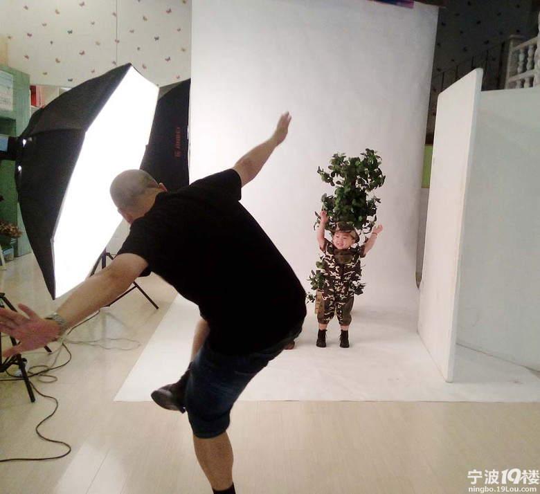 <em>表姐</em>家一岁的龙凤胎在金色童话儿童摄影拍照了