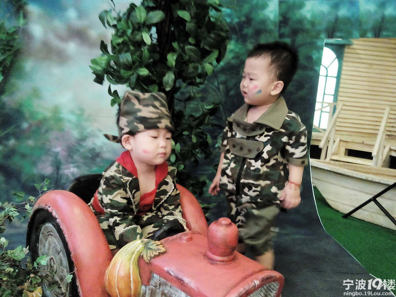 <em>表姐</em>家一岁的龙凤胎在金色童话儿童摄影拍照了